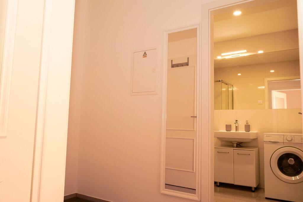 Apartment Centrally Located Gem In Prag